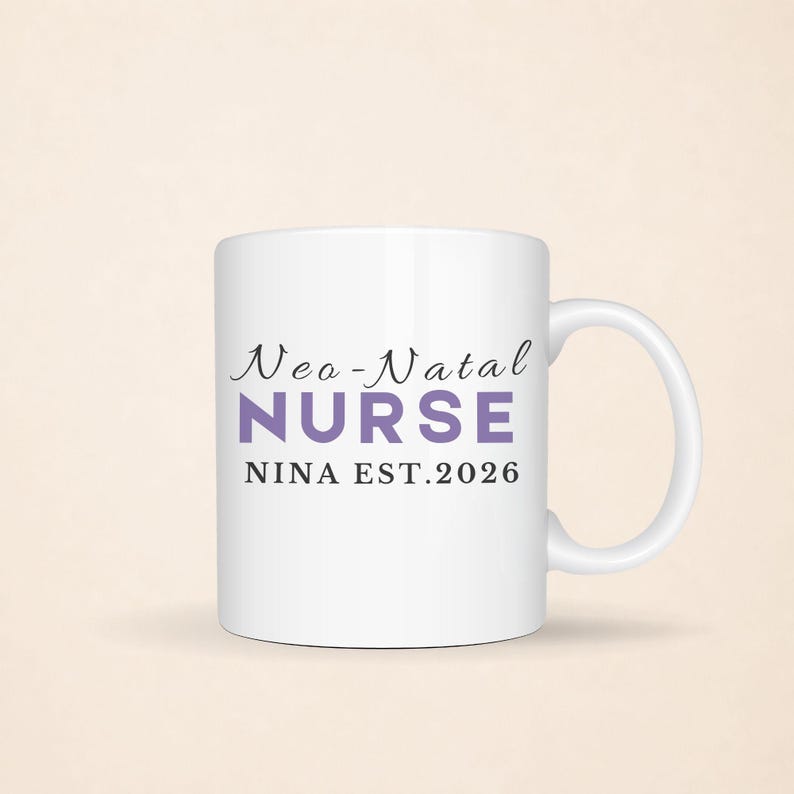 Puede incluir: Una taza de cer&aacute;mica blanca con el texto en cursiva negra Neo-Natal, el texto en bloque morado NURSE y el texto negro NINA EST.2026. La taza tiene un cuerpo cil&iacute;ndrico est&aacute;ndar con un asa curva en el lado derecho para sostener el recipiente.