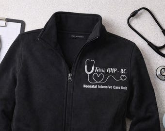 名前刺繍入りのパーソナライズされたナースジャケット、カスタム医療アパレル、RNジャケット、プロフェッショナルナースジャケット、フリースジップワークウェア、ヘルスケア