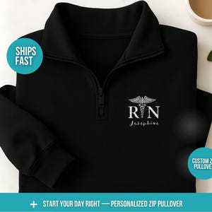 Sudadera de forro polar con media cremallera y nombre de caduceo bordado, personalizada, para enfermeras, regalo para profesionales de la salud.