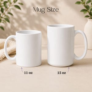 Puede incluir: Dos tazas de cer&aacute;mica blanca lisa mostradas una al lado de la otra. La taza m&aacute;s peque&ntilde;a a la izquierda est&aacute; etiquetada como 11 oz, y la taza m&aacute;s grande a la derecha como 15 oz. El texto Mug Size est&aacute; centrado sobre las tazas con asas curvas.