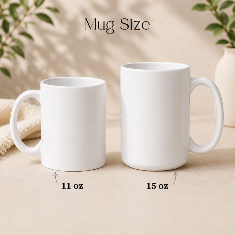 Puede incluir: Dos tazas de cer&aacute;mica blanca lisa mostradas una al lado de la otra. La taza m&aacute;s peque&ntilde;a a la izquierda est&aacute; etiquetada como 11 oz, y la taza m&aacute;s grande a la derecha como 15 oz. El texto Mug Size est&aacute; centrado sobre las tazas con asas curvas.