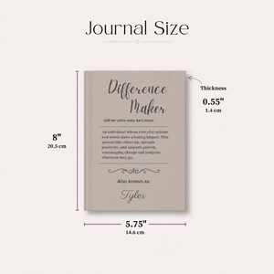 K&ouml;nnte beinhalten: Beiges Notizbuch mit dem Text "Difference Maker" und der Definition. Das Notizbuch ist 20,5 cm hoch, 14,6 cm breit und 1,4 cm dick. Der Name "Tyler" ist ebenfalls enthalten. Es ist ein "Journal Size".