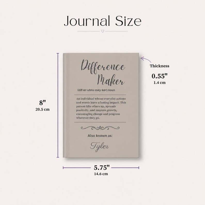 K&ouml;nnte beinhalten: Beiges Notizbuch mit dem Text "Difference Maker" und der Definition. Das Notizbuch ist 20,5 cm hoch, 14,6 cm breit und 1,4 cm dick. Der Name "Tyler" ist ebenfalls enthalten. Es ist ein "Journal Size".