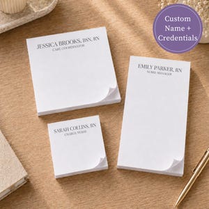 Puede incluir: Tres blocs de notas de papel blanco de distintos tamaños con texto impreso en negro. El bloc cuadrado grande dice JESSICA BROOKS, BSN, RN CARE COORDINATOR. El bloc cuadrado pequeño dice SARAH COLLINS, RN CHARGE NURSE. El bloc rectangular dice EMILY PARKER, RN NURSE MANAGER.