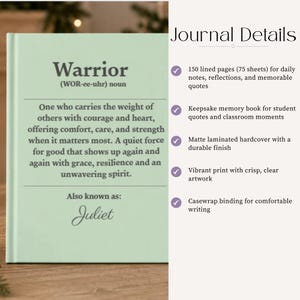 Op de afbeelding: Een lichtgroen notitieboek met harde kaft met de tekst Warrior (WOR-ee-uhr) noun, een definitie van een krijger en de naam Juliet. Rechts staan Journal Details, waaronder 150 gelinieerde pagina's, een matte gelamineerde kaft en casewrap-binding.