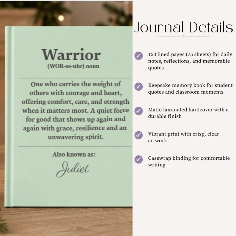 Op de afbeelding: Een lichtgroen notitieboek met harde kaft met de tekst Warrior (WOR-ee-uhr) noun, een definitie van een krijger en de naam Juliet. Rechts staan Journal Details, waaronder 150 gelinieerde pagina's, een matte gelamineerde kaft en casewrap-binding.