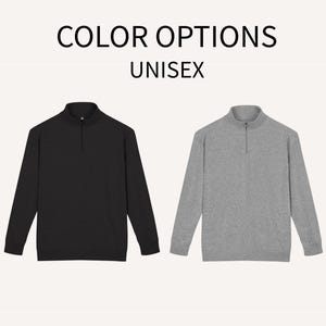Op de afbeelding: De afbeelding toont twee unisex truien met ritssluiting, &eacute;&eacute;n zwarte en &eacute;&eacute;n grijze. De tekst bovenaan luidt "COLOR OPTIONS" en "UNISEX". De truien hebben lange mouwen en een opstaande kraag. Veelzijdige kleding.