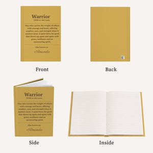 Op de afbeelding: Een mosterdgeel notitieboek met harde kaft met de definitie van het woord Warrior op de voorkant, met de naam Amanda eronder gedrukt. Het notitieboek wordt getoond vanaf de voor-, achter-, zijkant en open met gelinieerde witte pagina's.