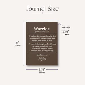 Może przedstawiać: Brązowy notatnik z napisem "Warrior" i jego definicją wydrukowaną na okładce. Notatnik ma 20,5 cm wysokości, 14,6 cm szerokości i 1,4 cm grubości. Tekst zawiera imię "Tyler".