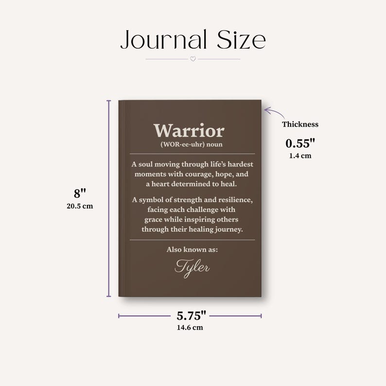 Może przedstawiać: Brązowy notatnik z napisem "Warrior" i jego definicją wydrukowaną na okładce. Notatnik ma 20,5 cm wysokości, 14,6 cm szerokości i 1,4 cm grubości. Tekst zawiera imię "Tyler".
