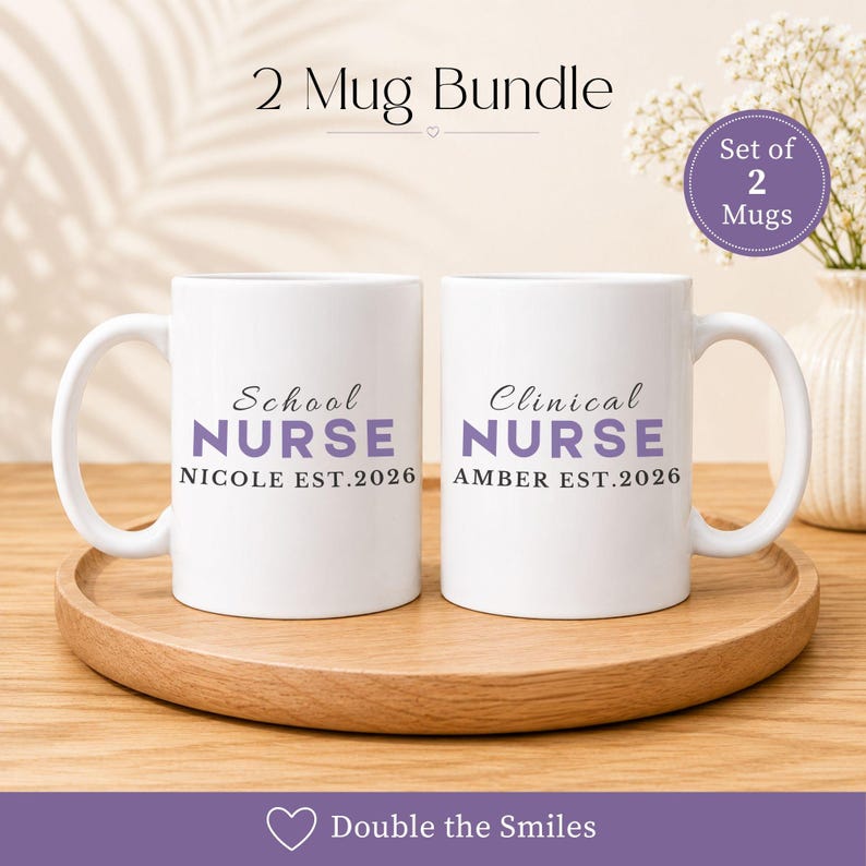 Puede incluir: Dos tazas de cer&aacute;mica blanca con texto en morado y negro. La taza izquierda dice School NURSE NICOLE EST.2026 y la derecha dice Clinical NURSE AMBER EST.2026. El texto 2 Mug Bundle y Set of 2 Mugs aparece arriba y a la derecha.