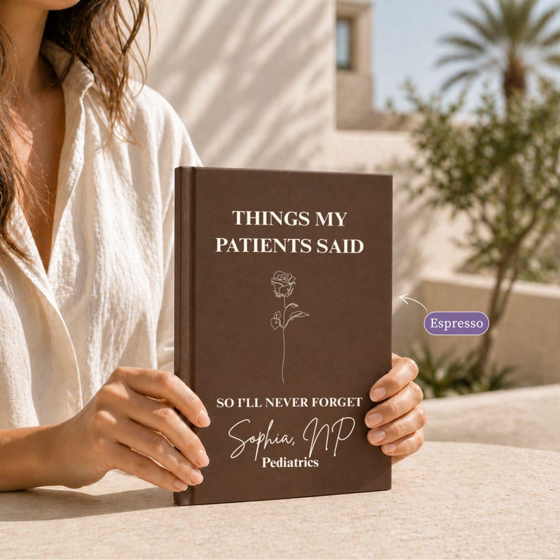Pu&ograve; includere: Un diario con copertina rigida marrone scuro con testo bianco che recita THINGS MY PATIENTS SAID SO I'LL NEVER FORGET Sophia, NP Pediatrics. La copertina presenta un semplice disegno al tratto di una rosa. Un'etichetta indica Espresso.