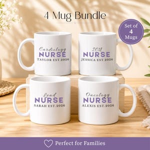 Puede incluir: Un juego de cuatro tazas de cer&aacute;mica blanca con texto en morado y negro. Cada taza muestra una especialidad de enfermer&iacute;a, un nombre y el a&ntilde;o 2026. El texto incluye Cardiology Nurse Taylor, ICU Nurse Jessica, Lead Nurse Sarah y Oncology Nurse Alexis.