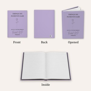 Pu&ograve; includere: Un diario con copertina rigida color viola chiaro con il testo THINGS MY PATIENTS SAID SO I'LL NEVER FORGET RACHEL NP Pediatrics e un disegno al tratto di un fiore. Il set include una copertina, un retro vuoto, una vista aperta e l'interno.