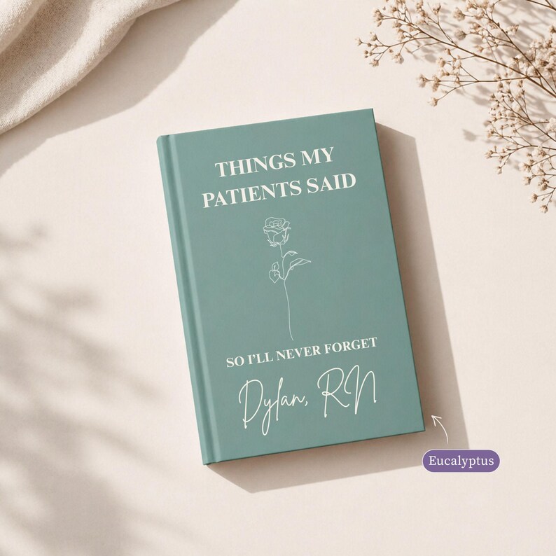 Pu&ograve; includere: Un diario con copertina rigida color verde salvia che presenta il testo bianco THINGS MY PATIENTS SAID, un'illustrazione al tratto di una rosa, il testo SO I'LL NEVER FORGET e il nome personalizzato Dylan, RN in corsivo sulla copertina.