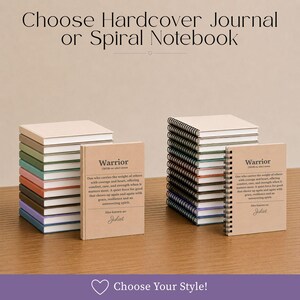 Op de afbeelding: Een stapel hardcover dagboeken en een stapel spiraalnotitieblokken met beige kaften. De voorste exemplaren bevatten de tekst Warrior, een definitie en de naam Juliet. De tekst bovenaan luidt Choose Hardcover Journal or Spiral Notebook.