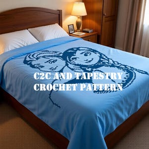 Puede incluir: Una manta azul claro con un gráfico pixelado azul oscuro de dos personajes con cabello largo, superpuesto con el texto blanco C2C AND TAPESTRY CROCHET PATTERN. La manta está extendida sobre una cama con almohadas blancas.