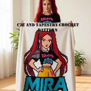 Puede incluir: Una manta de ganchillo blanca con un diseño de arte de píxeles de un personaje con cabello largo rojo, una blusa negra y pantalones cortos amarillos. El texto C2C AND TAPESTRY CROCHET PATTERN está arriba y el nombre MIRA está abajo.