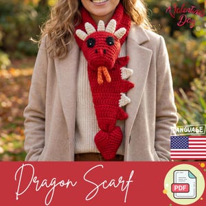 Puede incluir: Bufanda de dragón roja de ganchillo con detalles blancos y naranjas. La bufanda presenta una cabeza de dragón con ojos negros y cuernos blancos. El texto "Dragon Scarf" está escrito en cursiva sobre un fondo rojo.