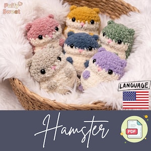 Puede incluir: Una colección de juguetes de hámster tejidos a mano en una cesta de mimbre. Los hámsters son de varios colores, incluyendo rosa, amarillo, azul, verde, gris y morado. La imagen incluye el texto "Hamster" y "Puffy Sweet".