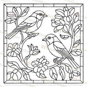 Könnte beinhalten: Schwarz-weiß Glasmalerei-Design mit zwei Vögeln auf Ästen mit Blumen und Blättern. Das Kunstwerk ist mit einem schwarzen Rahmen versehen und zeigt eine detaillierte, von der Natur inspirierte Illustration.