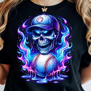 Może przedstawiać: Czarna koszulka z neonową grafiką czaszki w czapce bejsbolowej i piłką do baseballu poniżej. Czaszka i piłka do baseballu otoczone są niebieskimi i fioletowymi płomieniami. Piłka do baseballu ma czerwone szwy.