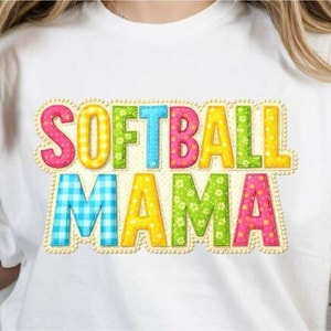 Könnte beinhalten: Ein weißes T-Shirt mit dem Schriftzug SOFTBALL MAMA in großen, bunten und gemusterten Blockbuchstaben. Die Buchstaben zeigen verschiedene Designs, darunter rosa Punkte, gelbe Punkte, grüne Blumenmuster, blaues Vichy-Karo sowie einfarbiges Gelb und Grün.