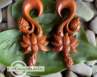 Dilatador de oreja exclusivo con diseño de loto tallado de 13/16" x 7/8", tallado floral, hecho a mano en madera de saba, dilatador tribal de madera, peso para oreja