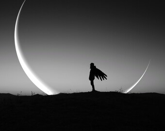 Te da alas IMPRESIÓN - Foto de la luna nueva de Acuario, ángel surrealista paisaje hogar noche cielo astrología blanco negro cósmico oscuro melancólico inquietante