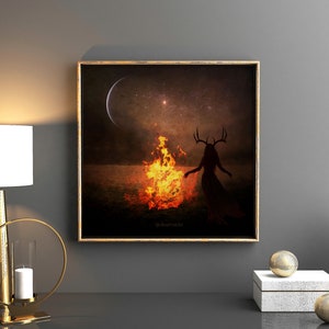 Puede incluir: Una impresi&oacute;n de arte digital que presenta la silueta de una persona con cuernos de ciervo de pie frente a un fuego contra un cielo oscuro y estrellado con una luna creciente.