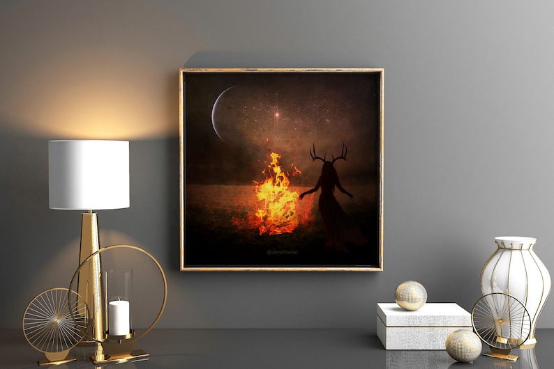 Puede incluir: Una impresi&oacute;n de arte digital que presenta la silueta de una persona con cuernos de ciervo de pie frente a un fuego contra un cielo oscuro y estrellado con una luna creciente.