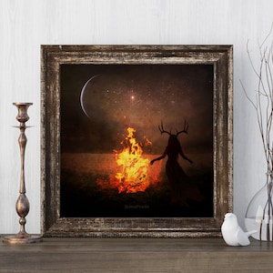 Puede incluir: Una impresi&oacute;n de arte digital de una mujer con cuernos de ciervo de pie frente a un fuego bajo una luna creciente y un cielo estrellado.