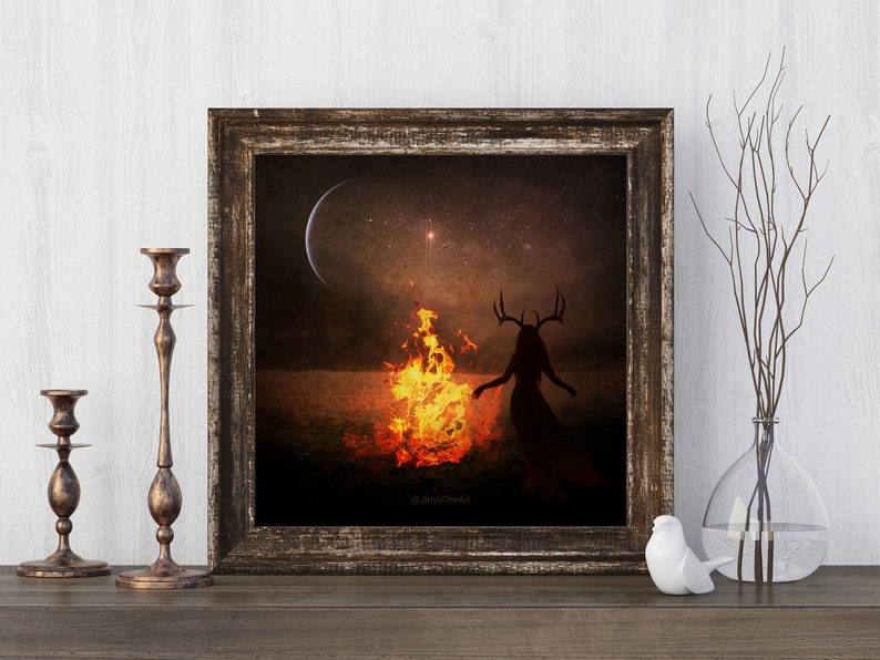 Puede incluir: Una impresi&oacute;n de arte digital de una mujer con cuernos de ciervo de pie frente a un fuego bajo una luna creciente y un cielo estrellado.