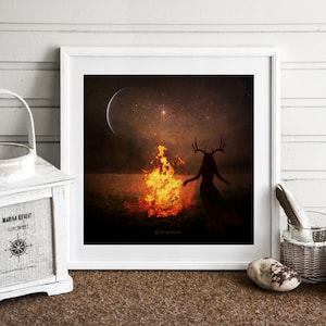 Puede incluir: Una impresi&oacute;n de arte digital que presenta la silueta de una mujer con cuernos de ciervo de pie frente a un gran fuego contra un cielo nocturno oscuro y estrellado.