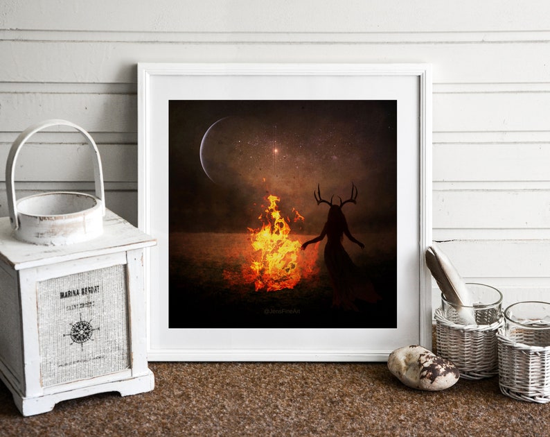 Puede incluir: Una impresi&oacute;n de arte digital que presenta la silueta de una mujer con cuernos de ciervo de pie frente a un gran fuego contra un cielo nocturno oscuro y estrellado.