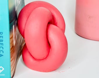 "Handgefertigte Beton Skulptur ""Knoten"" Minimalistische Buchstütze Regal Dekor."