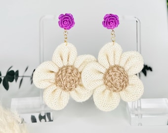 Pendientes bohemios de rafia con diseño floral, margaritas color crema y rosas moradas, joyería rústica de arpillera para damas de honor.