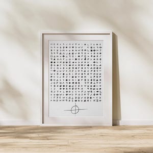 Puede incluir: Impresión enmarcada en blanco que muestra un cifrado críptico con símbolos y letras, posiblemente un código o un rompecabezas. La impresión incluye una firma y un símbolo en la parte inferior.