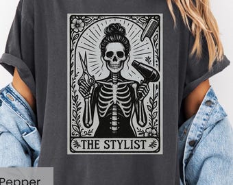 Camiseta de estilista, camiseta de esqueleto de tarot para estilistas, regalo de peluquero gótico, regalo para estudiantes de cosmetología, ropa de salón de brujas