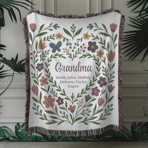 Coperta tessuta personalizzata per la nonna, regalo per la nonna, coperta con nomi di famiglia, accogliente decorazione floreale in stile cottage, coperta personalizzata con nomi di nipoti