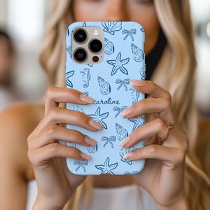 Personalisierte Strand Handyhülle, Name benutzerdefinierte Muscheln & Schleifen iPhone, Samsung, Pixel Hülle, niedliches Sommer Muscheln Doodle Design, Beachy Vibes Geschenk