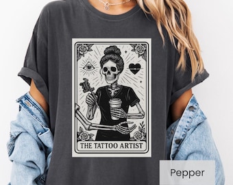 Camiseta de tarotista con diseño de carta del tarot, camiseta gráfica de tatuador esqueleto, camiseta gótica de estudio de tatuajes, regalo para tatuadores, camiseta Comfort Colors