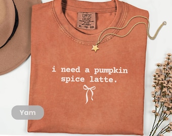 Koszulka dla miłośników Pumpkin Spice, koszulka z grafiką „I Need a Pumpkin Spice Latte”, koszulka w wygodnych kolorach, estetyczny prezent dla miłośników Pumpkin Spice Latte