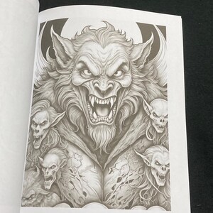 K&ouml;nnte beinhalten: Graustufen-Illustration eines Werwolfs mit grimmigem Gesichtsausdruck, umgeben von mehreren d&auml;monischen Figuren. Das Kunstwerk ist detailliert, mit Betonung auf Fell, Z&auml;hne und Gesichtsz&uuml;ge. Das Bild stammt aus einem Malbuch.