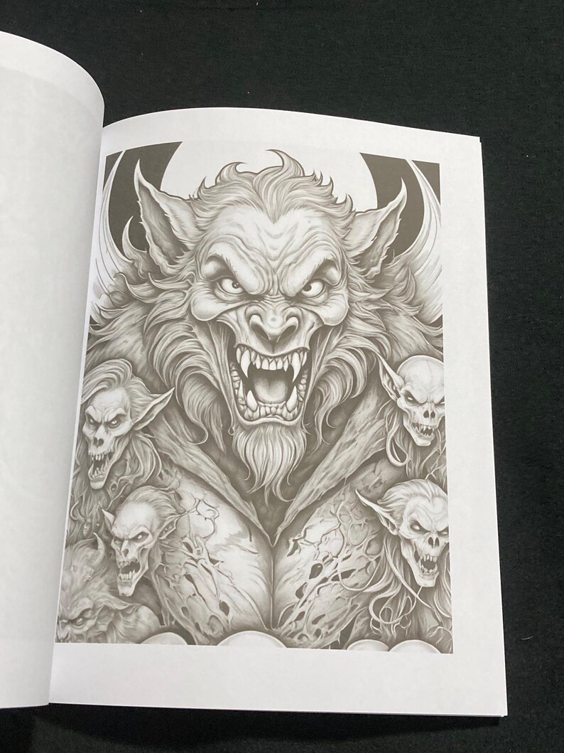 K&ouml;nnte beinhalten: Graustufen-Illustration eines Werwolfs mit grimmigem Gesichtsausdruck, umgeben von mehreren d&auml;monischen Figuren. Das Kunstwerk ist detailliert, mit Betonung auf Fell, Z&auml;hne und Gesichtsz&uuml;ge. Das Bild stammt aus einem Malbuch.