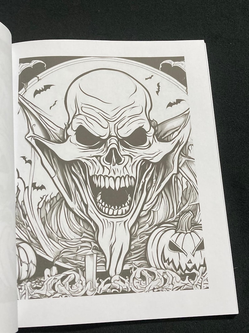 K&ouml;nnte beinhalten: Schwarz-Wei&szlig;-Illustration eines Sch&auml;dels mit offenem Mund, umgeben von Flederm&auml;usen und K&uuml;rbissen. Das Bild stammt aus einem Malbuch mit Halloween-Motiven.