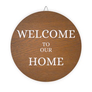 Letrero de madera &quot;Bienvenido a casa&quot;: decoración rústica para la entrada de una casa de campo