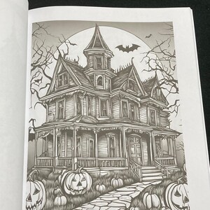 K&ouml;nnte beinhalten: Graustufen-Illustration eines Spukhauses mit Vollmond und Flederm&auml;usen. Geschnitzte K&uuml;rbisse s&auml;umen den Weg zum Haus. Kahle B&auml;ume und eine gruselige Atmosph&auml;re schaffen ein Halloween-Thema.