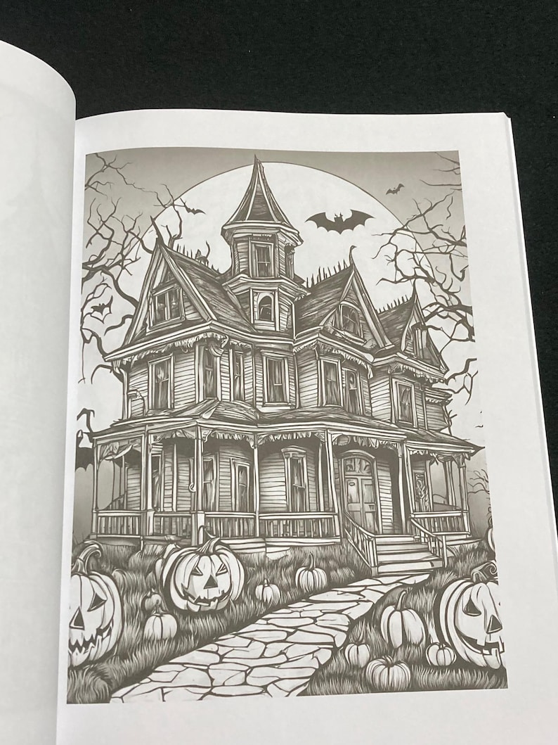 K&ouml;nnte beinhalten: Graustufen-Illustration eines Spukhauses mit Vollmond und Flederm&auml;usen. Geschnitzte K&uuml;rbisse s&auml;umen den Weg zum Haus. Kahle B&auml;ume und eine gruselige Atmosph&auml;re schaffen ein Halloween-Thema.