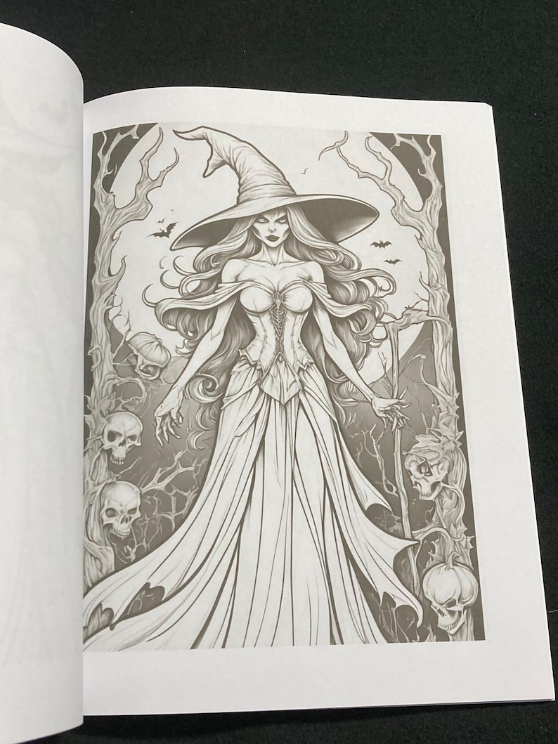 K&ouml;nnte beinhalten: Graustufen-Illustration einer Hexe mit langem Haar, die einen spitzen Hut und ein langes Kleid tr&auml;gt. Die Hexe ist von Totenk&ouml;pfen, Flederm&auml;usen und knorrigen B&auml;umen umgeben, was ein gruseliges, gotisches Thema erzeugt.